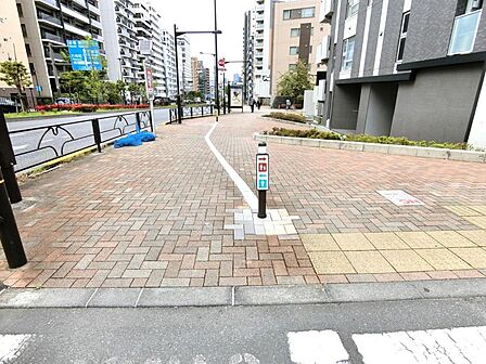 歩行者と自転車の通行帯を整備した安心の歩道。