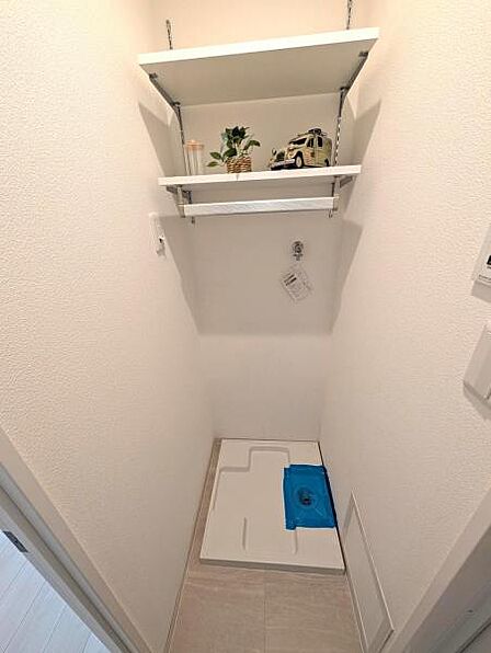 防水パン付き室内洗濯機置き場、上部の棚に収納も可能