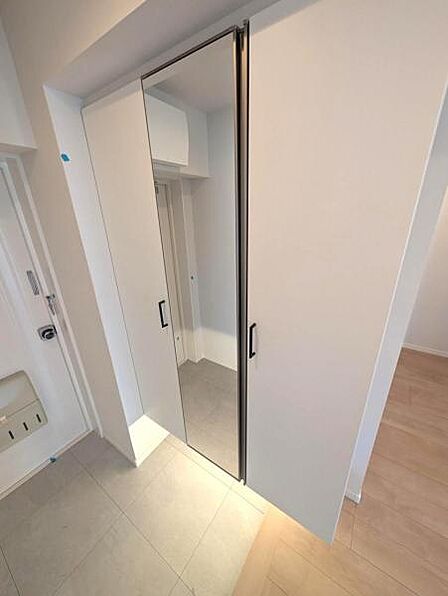 玄関には大きな姿見を設置、お出掛け前の身だしなみチェックに役立ちます