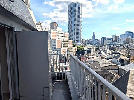 北西側バルコニーからの眺望、新宿の街を見渡せます
