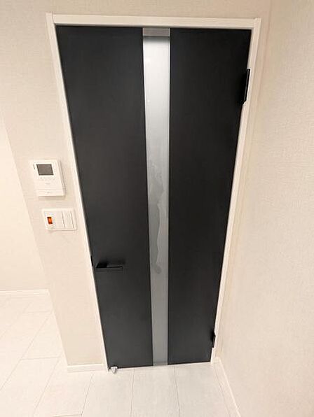 リビングに設置の建具、シックで落ち着いたデザインのドア