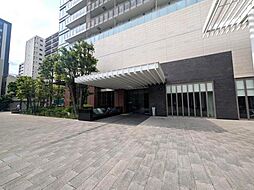 広大で綺麗なマンションのエントランス