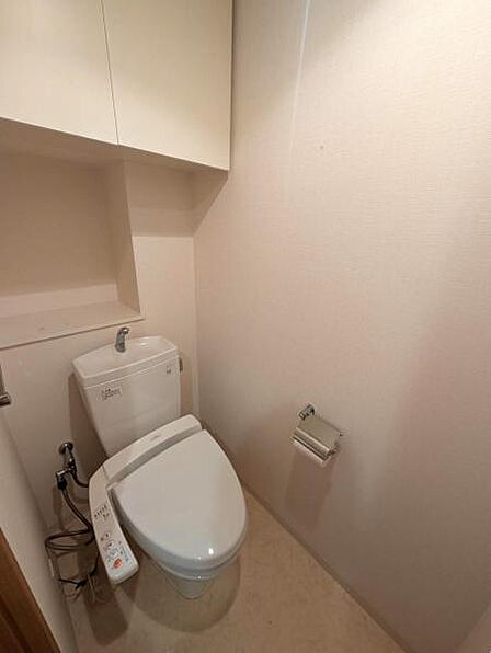 洗浄便座のトイレを設置、吊戸棚にトイレ用品をしまっていただけます