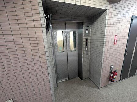エレベーターは1基設置されています