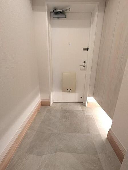 白を基調にした綺麗な玄関、間接照明がお洒落です