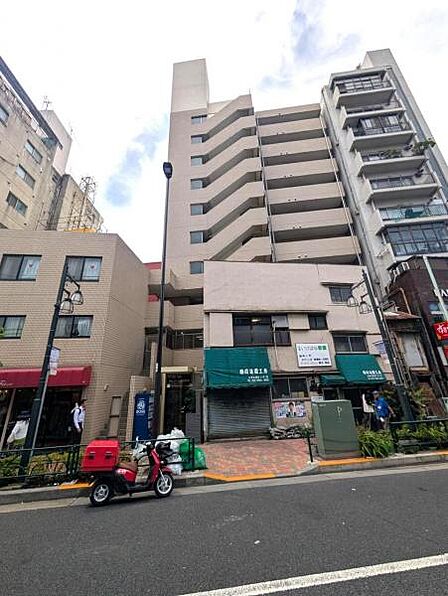 趣のあるマンション外観。鶯谷駅まで徒歩2分の好立地、周辺にはお店がたくさん並んでいます