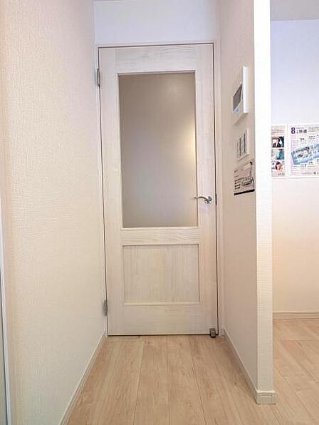 リビングの建具、清潔感のある白色のデザイン
