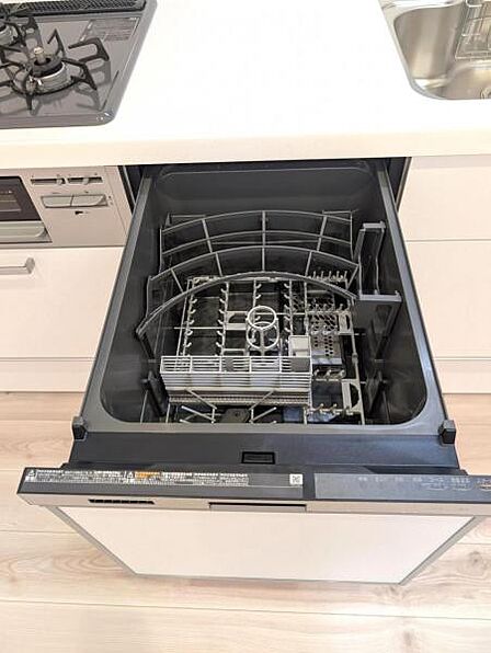 キッチンにはビルトイン食洗器を内蔵、毎日の洗い物が楽ちんです