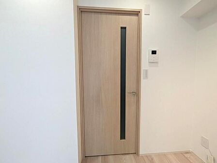 リビングに新設の建具、落ち着いた木のデザインのドア