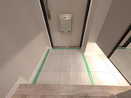 張り替えられた綺麗な玄関タイル、間接照明がお洒落な雰囲気を醸し出します