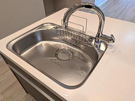 浄水器付きキッチン、未使用のシンクはピカピカ
