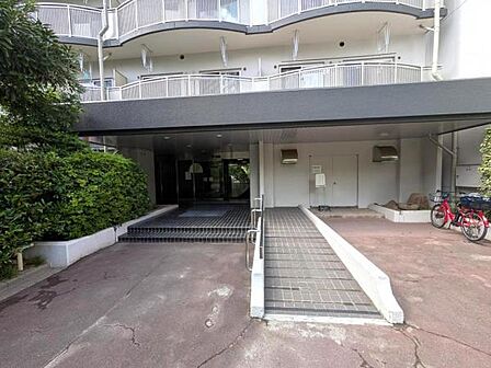 管理の行き届いた綺麗なエントランス部分、バリアフリー対応です