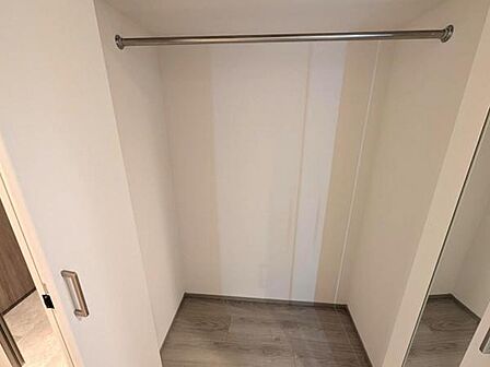 玄関ホールにはクローゼット有り、コートや厚手の上着をしまうのに便利です