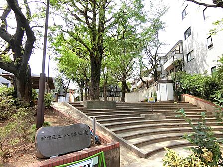 健康器具、砂場、すべり台、休憩スペースを設けた公園です。