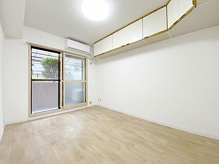 【居室】フローリング・クロス・天井をすべてリノベーション済みのため、とても明るいお部屋です。