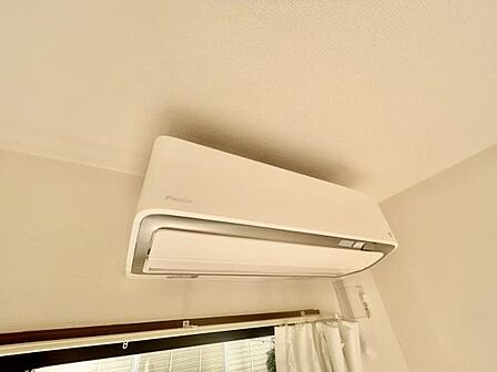 洋室 約5.1帖のお部屋にエアコンがございます(2024年製) お引越しの初期費用を抑えられますね♪