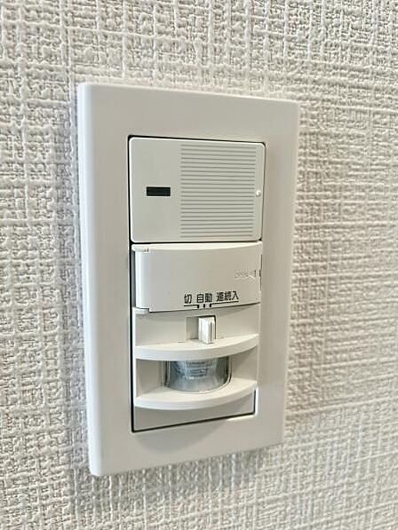 玄関収納は人感センサーの照明です♪ 帰宅時真っ暗なこともなくなります♪