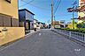 外観：物件の西側前面道路（北側から）［2026年10月7日撮影］