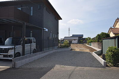 外観：接道道路より