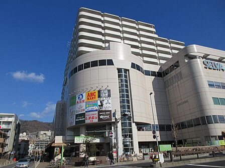多くの店舗が集う「セルバ」 徒歩約12分