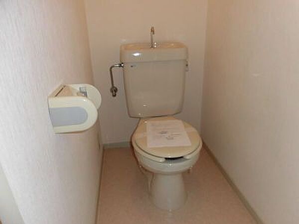 画像13:シンプルなトイレ