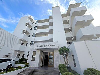外観:白を基調としたシンプルで落ち着いた外観が特徴のマンションです。閑静な住宅街で周辺の街並みに馴染んだ親しみやすい雰囲気が魅力です。 外観:白を基調としたシンプルで落ち着いた外観が特徴のマンションです。閑静な住宅街で周辺の街並みに馴染んだ親しみやすい雰囲気が魅力です。