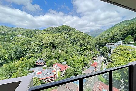 広く設けられた開口部から山並みを望みます
