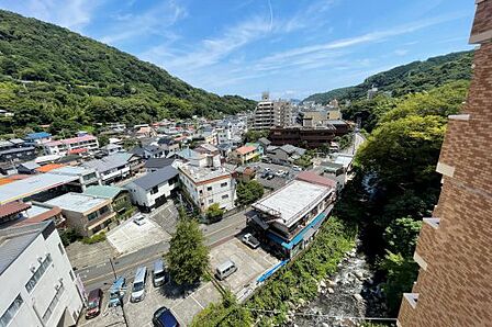 千歳川、町並み、山並みの先に相模湾の眺めを愉しめます