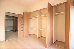 収納も大容量で、壁一面です。