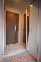 白を基調としたオシャレな玄関です。