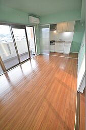 窓が大きくて明るい部屋です。