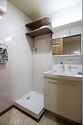 オシャレなシャンプードレッサーがあります。棚付き。