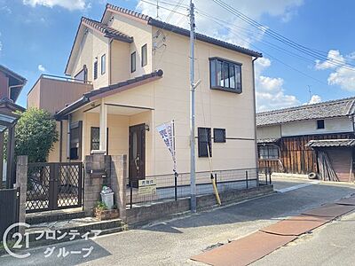外観：落ち着いた色合いとモダンなデザインが調和した戸建外観。道路からの見通しも良好で、しっかりとした門構えが安心感を与えます。周囲との距離も程よく確保されており、静かな環境と調和した佇まいが魅力です。