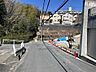 その他：交通量が少なく、静かな前道で落ち着いた生活を提供します。広い道路で、駐車も楽々できる便利な立地です。