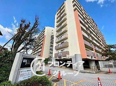 外観：自然と調和したマンション外観は、周囲の景観に溶け込み、住む人に安らぎを与えます。緑豊かな環境と調和したデザインが魅力で、心地よい暮らしを実現します