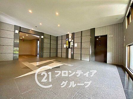シンプルなロビーですが、住む人にとって居心地の良い空間を提供します