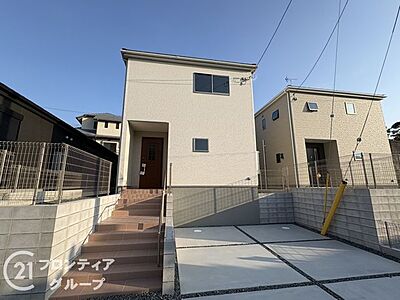 外観:外壁にサイディング材を使用したおしゃれな外観。色柄バリエーションが豊富なため、住まいの表情を豊かに表現してくれます。また、雨で汚れを落としてくれるので、綺麗な外観が長続きします! 外観:外壁にサイディング材を使用したおしゃれな外観。色柄バリエーションが豊富なため、住まいの表情を豊かに表現してくれます。また、雨で汚れを落としてくれるので、綺麗な外観が長続きします!