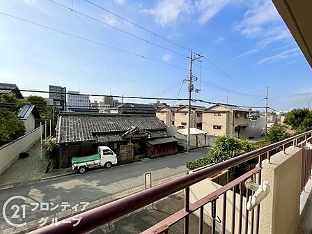 バルコニーからの眺望は、日常の中に小さな楽しみを見つけられ、心を和ませる空間を作ります