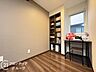 子供部屋：明るく広々とした子ども部屋は、遊び心をくすぐる空間です。お子様の成長を見守るのにぴったりの環境です。
