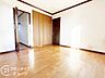 寝室：心地よい眠りを楽しめる、広々とした寝室で、ゆったりとした時間を過ごせます。快適な寝室で、毎日の疲れを癒す贅沢な時間をお過ごしいただける空間です