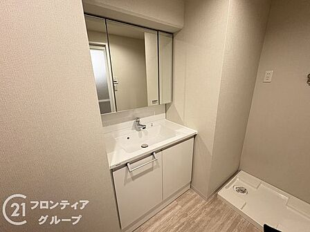 三面鏡付きの洗面化粧台ですので、たっぷりと収納いただけます。白を基調とした清潔感のある快適空間です。毎日の身支度も気持ち良くお使い頂けます！！