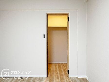 毎日の片付けがスムーズになる、使いやすい収納です。収納スペースが豊富にあるため、日常の物を効率よく整理整頓できます