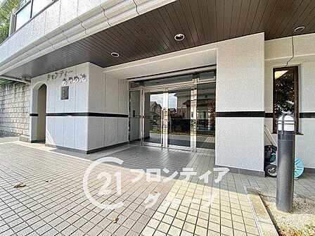 落ち着いた雰囲気のエントランスは、訪れる人に心安らぐ空間を提供し、温かく迎えてくれます！