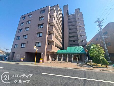 RC造、11階建てのマンションです。上質な素材を使用したデザインが魅力で、住む人に特別なひとときを提供します
