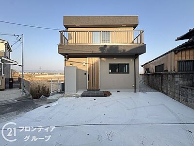 外観:外観は周囲の街並みに美しく調和するシンプルなデザインです。 外観:外観は周囲の街並みに美しく調和するシンプルなデザインです。