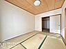 室内：和の美しさを感じる和室で、心地よいひとときを過ごせます。畳の香りが心地よい和室で、リラックスした時間を楽しめ、伝統的な和室で落ち着いた雰囲気を満喫してください