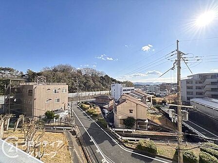 バルコニーは、広々とした空間で多方向からの景色を楽しめ、開放感がありリラックスできる場所です!