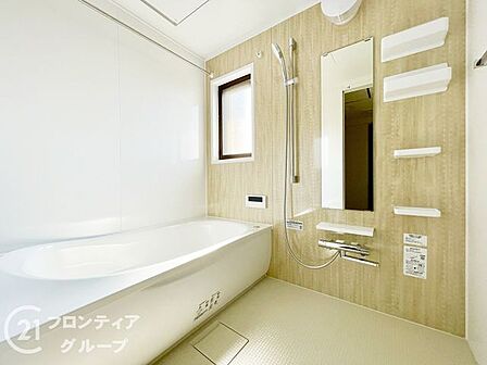 落ち着いた色合いは、心を穏やかにし、リラックスタイムをより豊かにする素敵な選択です。窓があるのでこまめに換気ができ、清潔感あふれるバスルームで快適な時間をお過ごしください。