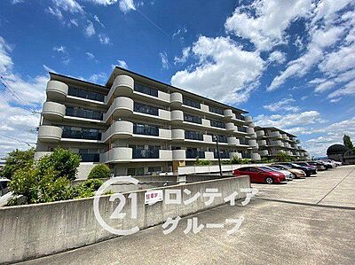 外観:自然素材を活かしたマンション外観は、温かみのあるデザインが魅力で、住む人に心地よい空間を提供します。自然と調和したデザインが魅力で、心地よい暮らしを実現します 外観:自然素材を活かしたマンション外観は、温かみのあるデザインが魅力で、住む人に心地よい空間を提供します。自然と調和したデザインが魅力で、心地よい暮らしを実現します