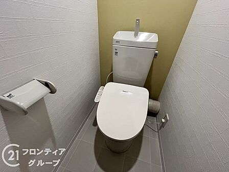 白を基調とした清潔感のある明るい空間。温水洗浄便座付きで、毎日快適・清潔に使用できます